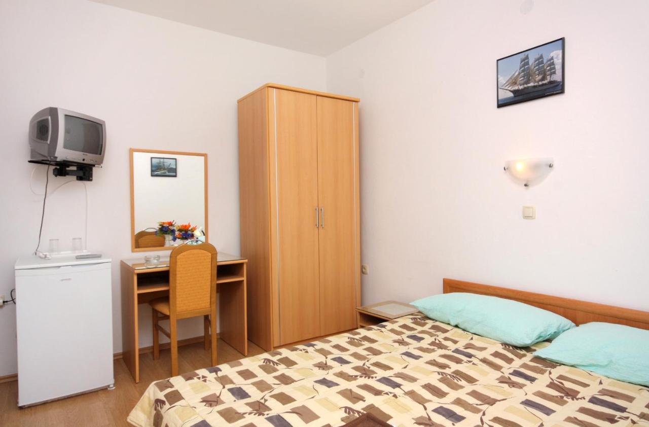 Double Room Vrbnik 5301B Екстер'єр фото