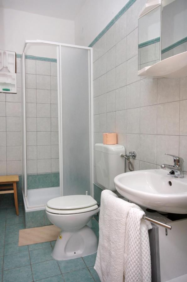 Double Room Vrbnik 5301B Екстер'єр фото